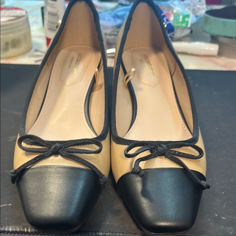 Liz Claiborne Black and Tan Bow Flats